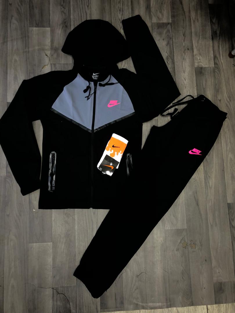 NIKE TECH😍😍😍 2026🔥🔥منتوج متوفر الآن ✅ المقاسات: S - M - L - XL - 2XL ;🚚 التوصيل: مجاني لمكتب ولايتك